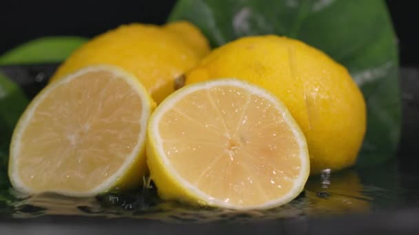 Sulu Olgun Limonlar Koyu Renkte Damlaları Yavaş Çekim Yakın Çekim — Stok video