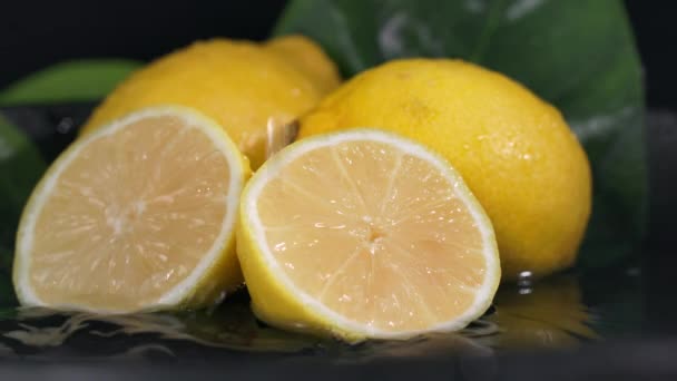 Sağlıklı Vitamin Meyvesi Olgun Sulu Limon Kesimi Koyu Bir Arka — Stok video