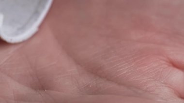 İlaç, kadın eli bir hastalığı tedavi etmek için su toplamış. Yakın plan.