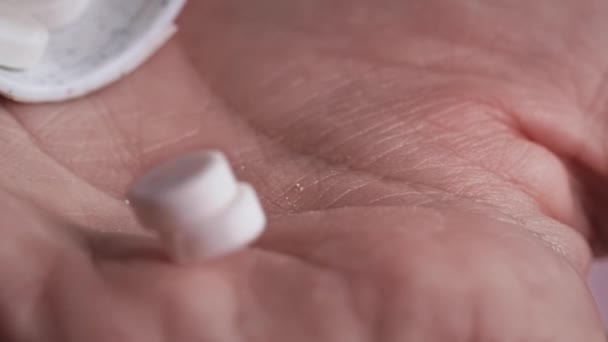 Лекарство Женщина Головной Боли Принимает Болеутоляющие Упаковки Крупным Планом Руки — стоковое видео