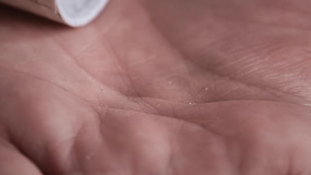 Medikamente Frau Hand Schüttet Weiße Pillen Ihre Hand Nahaufnahme — Stockvideo
