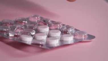 İlaçlar, virüsten alınan haplarla su toplaması ve enfeksiyon, yakın plan.