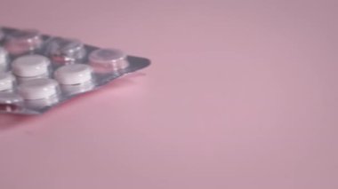 İlaç tedavisi, haplı su toplayıcı ışık arka planında, yakın planda, masanın üzerine yerleştirilir.