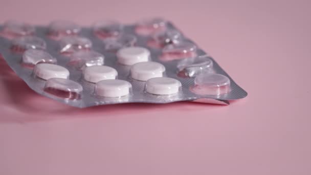 Gyógyszeres Kezelés Buborékcsomagolás Tablettákkal Asztalon Egy Kéz Vesz Egy Csomag — Stock videók