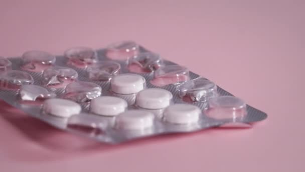 Medizin Medikamente Blasen Fallen Auf Den Tisch Ein Mann Nimmt — Stockvideo