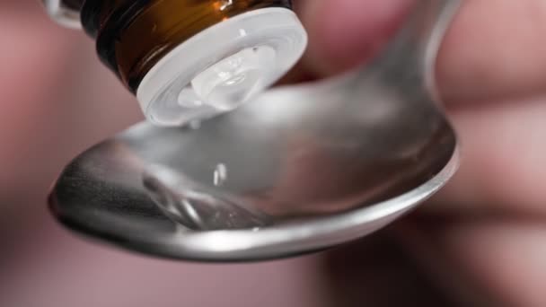 治疗疾病 用注射器滴入勺子的瓶子中的医疗滴注 — 图库视频影像