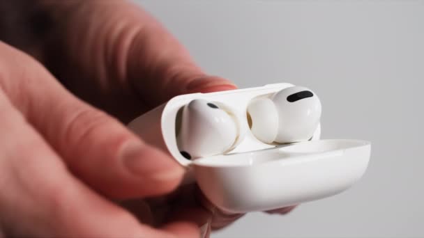 Modern Kablosuz Kulaklıklar Müzik Dinlemek Arka Planda Konuşmak Için Kullanılabilir — Stok video