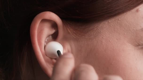 Молода Жінка Слухає Музику Допомогою Сучасних Бездротових Навушників Крупним Планом — стокове відео