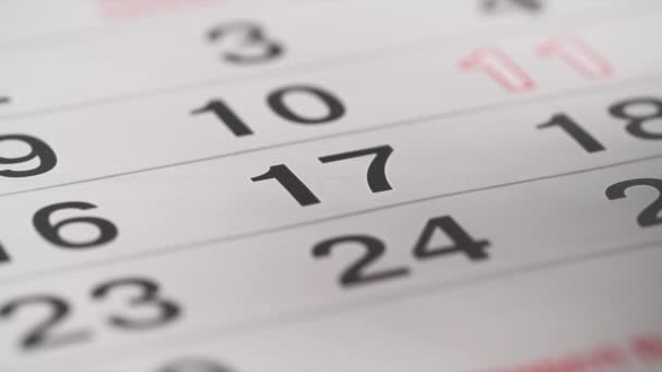 1ヶ月を計画すると赤いフェルトのペンがカレンダーの日付をマークし — ストック動画