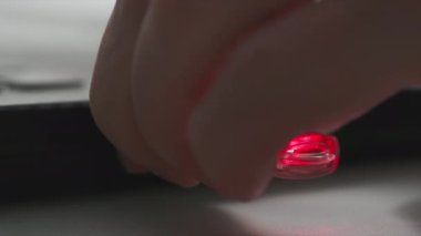 Teknoloji, kadın eli laptopta veri transferi için flaş bellek, flaş bellekte kırmızı ışık, yakın çekim