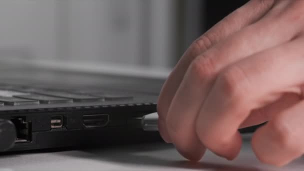 Ένα Θηλυκό Χέρι Εισάγει Ένα Usb Flash Drive Ένα Φορητό — Αρχείο Βίντεο