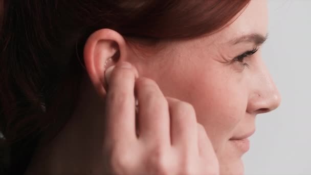 Усміхнена Дівчина Використовує Бездротові Навушники Прослуховування Музики Крупним Планом — стокове відео