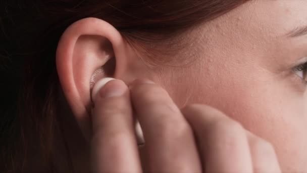 Tecnologías Inalámbricas Mujer Utiliza Auriculares Modernos Para Escuchar Música Conversaciones — Vídeo de stock