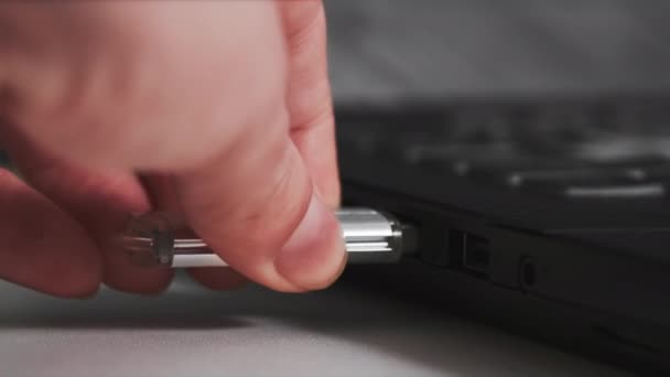 Žena Zapojit Usb Flash Disk Konektoru Počítači Detailní Záběr — Stock video