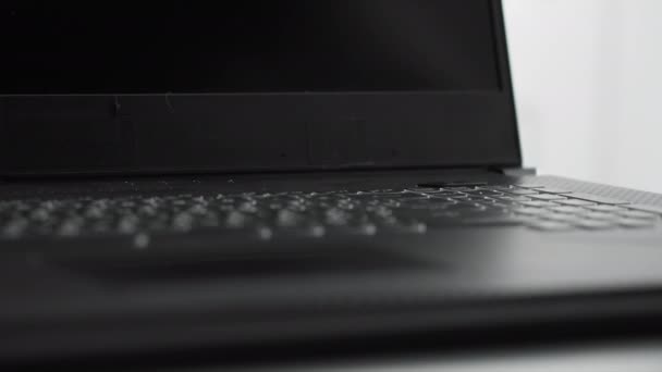 Kvinde Hånd Presser Laptop Power Knap Computer Baggrundsbelysning Tænder Close – Stock-video