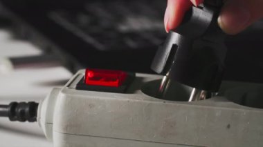 Kadın bilgisayar için güç kablosu taktı ve iş göstergesi düğmesini açtı, kapat