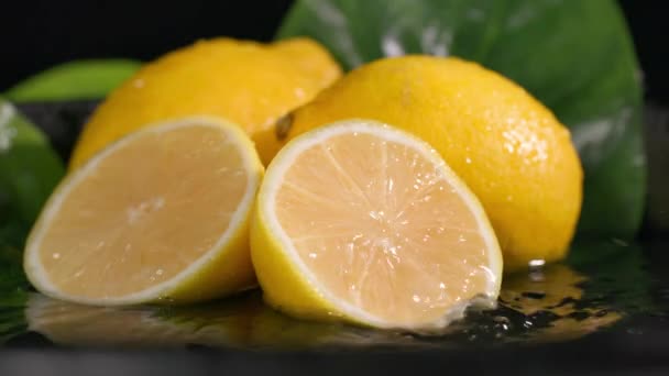 Jugosos Limones Con Pulpa Apetitosa Agua Vierten Con Agua Sobre — Vídeos de Stock