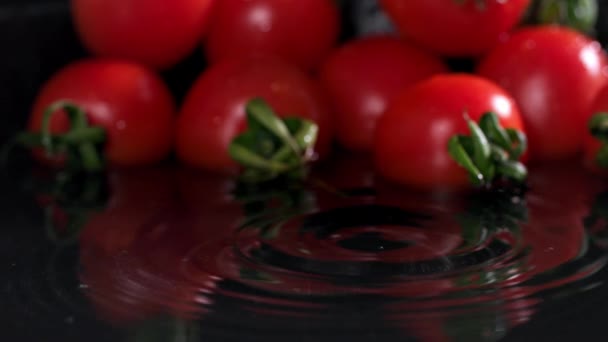 Mogna Grönsaker Körsbär Tomater Leverera Vatten Bakgrund Tomater Stänk Sidorna — Stockvideo