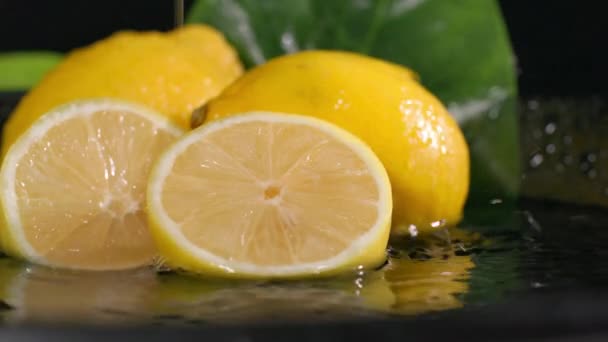 Reife Exotische Früchte Dunklem Teller Werden Mit Wasser Übergossen Spritzer — Stockvideo