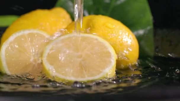 Cítricos Frutas Exóticas Corte Vierten Con Agua Sobre Fondo Oscuro — Vídeos de Stock