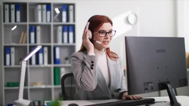 Hermosa Mujer Joven Gafas Apoyo Cliente Por Teléfono Mientras Trabaja — Vídeo de stock