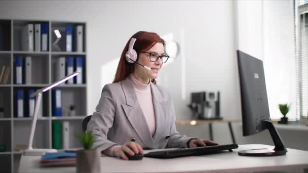 Teknik Destek Çekici Kadın Ofiste Bilgisayar Başında Otururken Iletişim Kulaklığı — Stok video