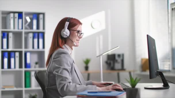 Çağrı Merkezinde Müşteri Hizmetleri Mikrofonla Konuşan Sipariş Veren Klavyede Otururken — Stok video