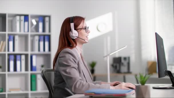 Operator Call Center Kobiet Okularach Pracujących Komputerze Komunikującym Się Klientami — Wideo stockowe