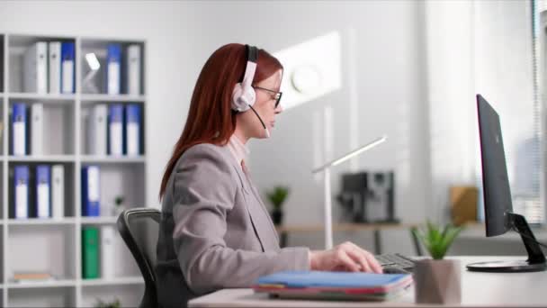 Τεχνική Υποστήριξη Γοητευτική Γυναίκα Γυαλιά Χρησιμοποιεί Ακουστικά Για Καλέσει Επικοινωνεί — Αρχείο Βίντεο