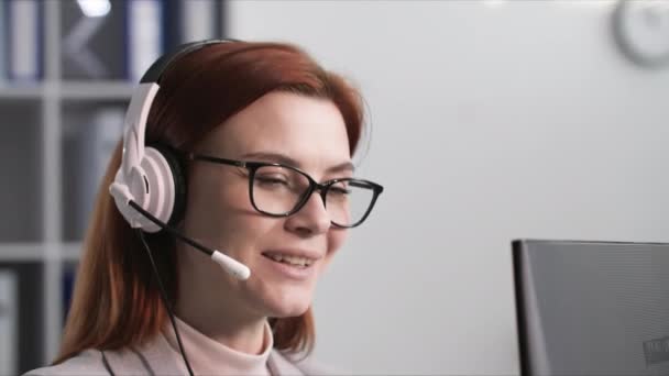 Operador Del Centro Llamadas Una Mujer Joven Gafas Comunica Con — Vídeo de stock