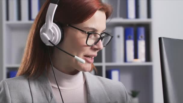 Müşteri Hizmetleri Gözlüklü Arkadaş Canlısı Kadın Çağrı Merkezi Operatörü Olarak — Stok video