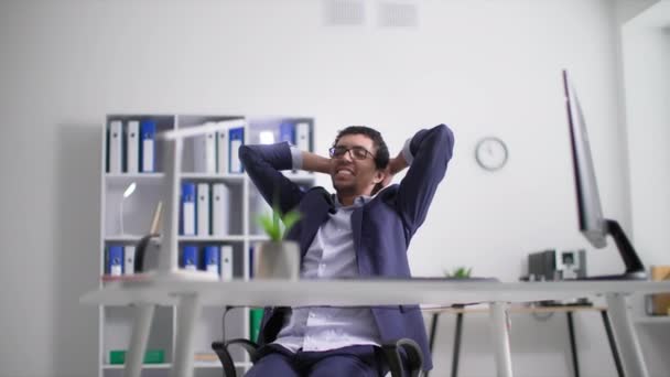 Feliz Hombre Negro Oficinista Disfrutando Sentado Con Las Manos Detrás — Vídeos de Stock