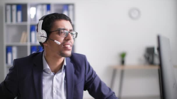 Call Center Een Vrolijke Zwarte Man Bril Een Headset Communiceert — Stockvideo