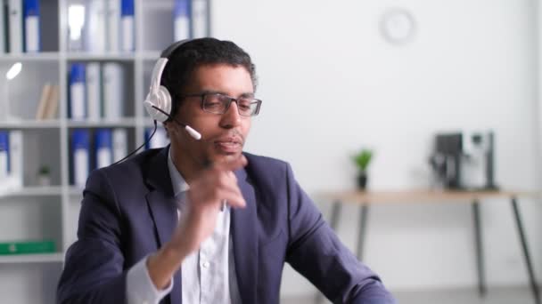 Mladý Atraktivní Černoch Mluví Mikrofon Sluchátka Klientem Pracující Podporu Call — Stock video
