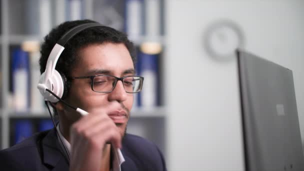 Soporte Técnico Hombre Afroamericano Con Auriculares Gafas Para Visión Hablando — Vídeo de stock