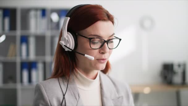 Centro Llamadas Hermosa Mujer Gafas Con Auriculares Cabeza Está Hablando — Vídeo de stock