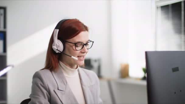 Gözlüklü Çekici Bir Kadın Çağrı Merkezi Çalışanı Ofisinde Bilgisayar Başında — Stok video