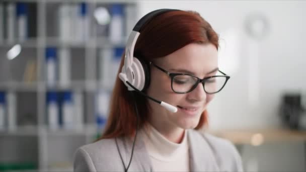 Leuke Vrouw Bril Werkt Een Call Center Raadpleegt Telefoon Tijdens — Stockvideo
