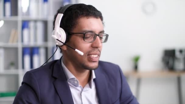 Joven Negro Gafas Hablando Con Cliente Usando Auricular Mientras Está — Vídeos de Stock