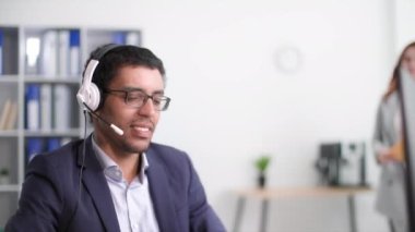 Çalışma süreci, kadın, büroda çalışırken Afrikalı Amerikalı iş arkadaşına belgeler getiriyor.