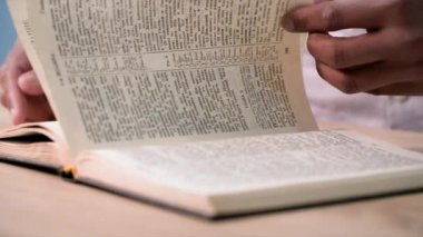 Din, genç Afro-Amerikan inançlı adam akşam evde İncil okuyor yüreğinde umut ve inançla, yakın plan