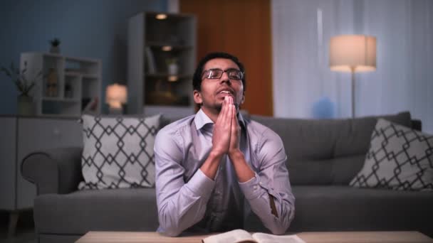 Religião Jovem Negro Com Esperança Coração Dobrou Mãos Juntos Reza — Vídeo de Stock