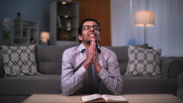 Din Ofis Kıyafetlerine Inanan Siyahi Erkekler Oturma Odasında Yatmadan Önce — Stok video