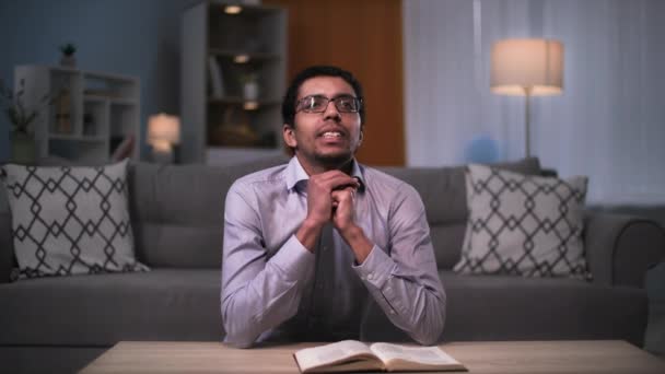 Religia Młody Czarny Człowiek Czyta Biblię Modli Się Rękami Zamkniętymi — Wideo stockowe