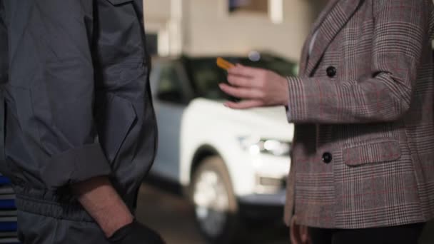 Anlaşma Otomobil Servisinin Erkek Çalışanı Kadın Aracın Sahibinin Anahtarlarını Alır — Stok video