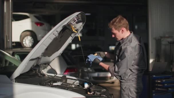 Controle Van Olie Motor Jonge Mannelijke Monteur Inspecteert Motor Van — Stockvideo