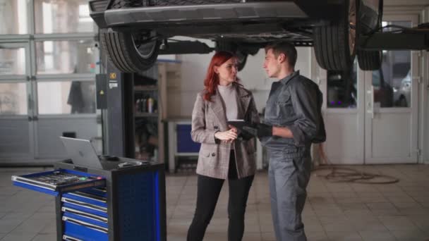 Uroczy Klient Kobieta Wraz Mechanikiem Płci Męskiej Inspekcji Pojazdu Silnikowego — Wideo stockowe