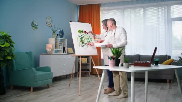 Anciano Con Esposa Mayor Aprender Nuevas Habilidades Jubilación Pintura Cuadro — Vídeos de Stock