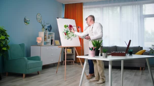 Συνταξιούχοι Ηλικιωμένοι Μαθαίνουν Ζωγραφίζουν Και Ζωγραφίζουν Στο Σπίτι Βούρτσες Και — Αρχείο Βίντεο