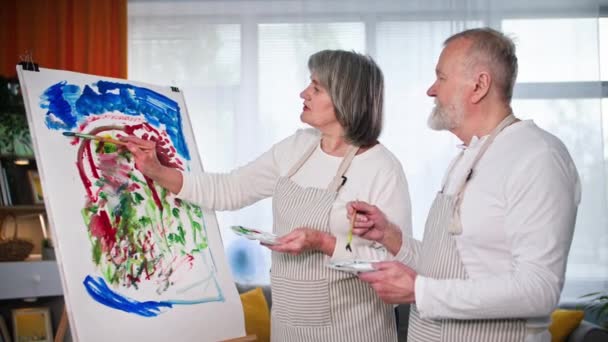 은퇴한 창조적인 아내는 집에서 화포에 그리고 페인트를 그림을 그립니다 — 비디오